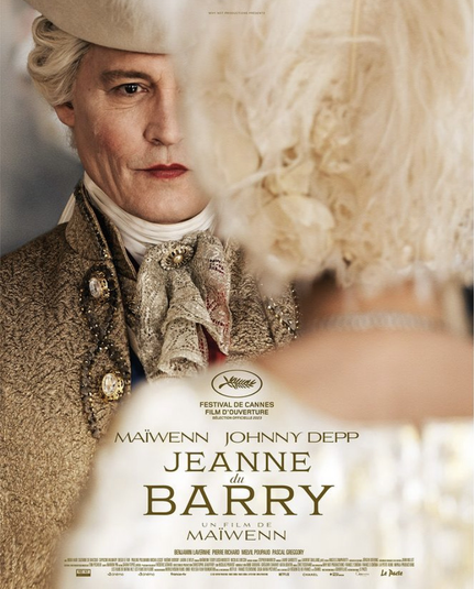 "Jeanne du Barry - La favorita del Re" di Maïwenn, 117 minuti, 2023.
-Il film è incentrato sulla vita di Jeanne Vaubernier (Maïwenn), nata nel 1743 e figlia illegittima di una povera sarta. La donna, nonostante le sue umili origini, ha sempre avuto una forte predilezione per la cultura e, grazie alla sua intelligenza e al suo gran fascino…- da themoviedb.org
Locandina promozionale del film Jeanne du Barry, diretto da Maïwenn e presentato come film d’apertura al Festival di Cannes. In primo piano, una figura femminile di spalle indossa un abito elaborato del XVIII secolo, con acconciatura intricata. Sullo sfondo, il re Luigi XV (interpretato da Johnny Depp) è ritratto frontalmente, con parrucca cipriata e abiti regali. Il titolo del film appare al centro, accompagnato dai nomi del cast e della regista. L’immagine evoca l’atmosfera sontuosa e controversa della corte di Versailles.