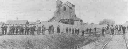 Battle of Virden Illinois, 1898. Miners gathering at the railroad tracks in Virden, Illinois on October 12, 1898, to meet the trainload of strikebreakers scheduled to arrive by rail. By Unknown author - http://www.lib.niu.edu/1997/ihy971202.html, Public Domain, https://commons.wikimedia.org/w/index.php?curid=32891641