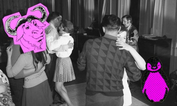 Menschen tanzen in schwarz-weiß, mit einem rosa Pinguin und GNU-Logo im Vordergrund