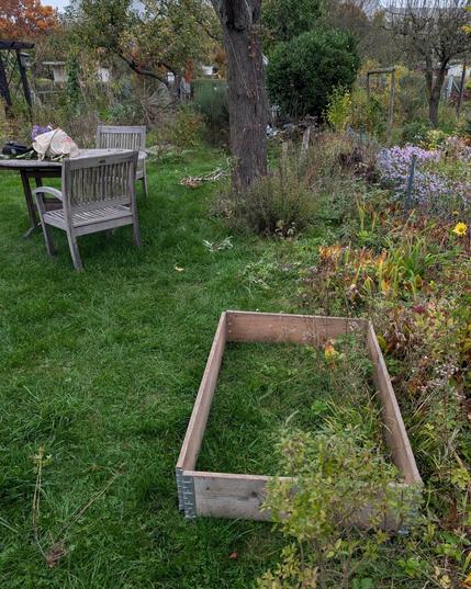 Eine leere Palette ist Musterbeet im Garten