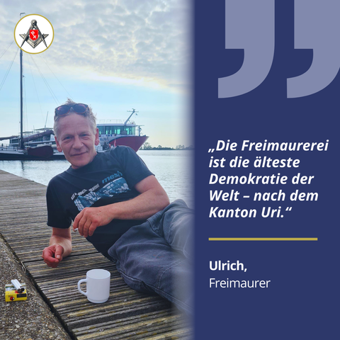 Grafik mit dunkelblauem Hintergrund. Links oben steht die Überschrift „Echte Freimaurer – echte Stimmen“. Rechts ist ein Porträtfoto von Ulrich, einem Mitglied der Bremer Loge, in Anzug und Brille, freundlich lächelnd. Links daneben befindet sich sein Zitat in weißer Schrift über die Bedeutung von Demokratie in der Freimaurerei. Unten das Freimaurersymbol mit Zirkel und Winkelmaß.