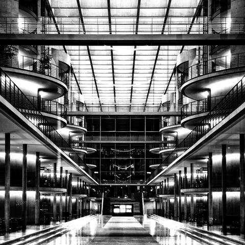 Moderne Architektur im Regierungsviertel in Berlin in Schwarz Weiss
