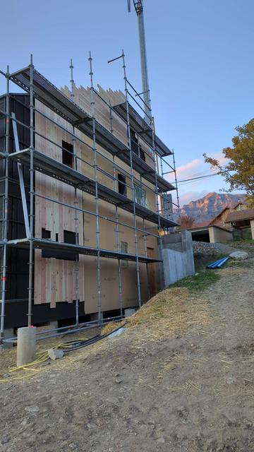facade de maison en partie bardée de bois