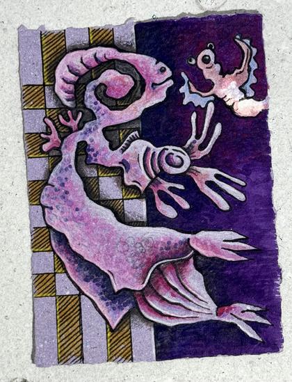 Zeichnung einer stilisierten Kreatur mit einem länglichen Körper und seltsamen Gliedmaßen; die Kreatur hat einen schafähnlichen Kopf und einen gleichmütigen Ausdruck; begleitet wir sie von einer kleineren, ähnlichen Kreatur mit Flügeln, die rechts oben in der Luft schwebt; der Hintergrund besteht zur Hälfte aus geometrische Muster in gelb und lila und einer dunkellilanen Fläche;