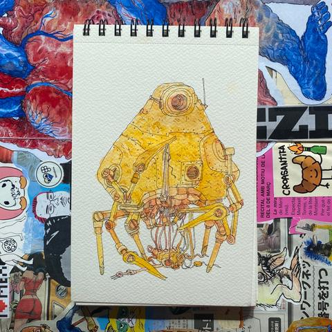 Ilustracion en acuarela en color amarillo de un robot en forma semi-piramidal, en la cabeza tiene un solo lente que funciona con su ojo y tiene 4 brazos con tenzas similares a las de alacranes con las que está destrozando otro robot con forma humanoide. El dibujo está sobre un cuaderno, de fondo hay un collage con muchas imágenes inconexas.