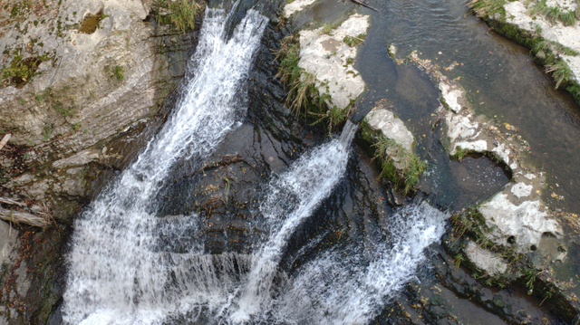 Kleiner Dreifach-Wasserfall über mehrere Stufen und Meter in der Wutach nahe der Laufenmühle.