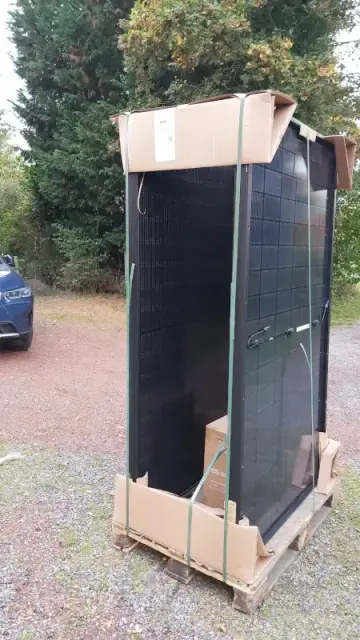 Solar Panele auf einer Euro-Palette.