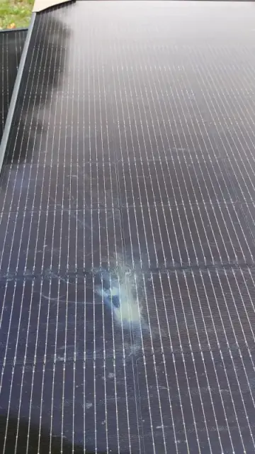 Schlieren oder Flecken auf einem Solarpanel.