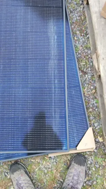 Noch mehr Schlieren auf einem neuen Solar Paneel Modul.