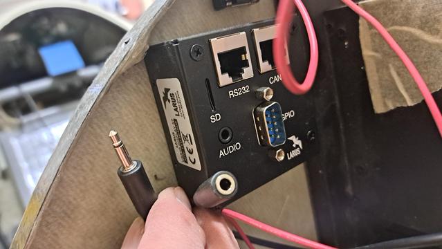 In my hand are an audio plug and an audio jack. On the back side of the LARUS vario there is another audio jack. This setup allows me to select either the audio output of the vario, or that of the glide computer and send it to the external speaker.