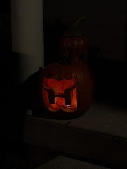 Sabres fan who comes in peace, I carved a whalers pumpkin 🐳