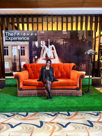 <p>MANILA, Philippines — The one where Filipino fans get to live their sitcom dreams! </p>



<p>For the first time, &#8220;The Friends Experience&#8221; has landed in Asia, and it’s currently open to the public at The Space at Solaire in Parañaque City until November 30. </p>



<p>The exhibit attraction has toured the US, Canada, and Europe since 2023. </p>



<p>The hit series, which aired from 1994 to 2004, starred Jennifer Aniston (Rachel Green), Courteney Cox (Monica Geller), Lisa Kudrow (Phoebe Buffay), Matt LeBlanc (Joey Tribbiani), Matthew Perry (Chandler Bing), and David Schwimmer (Ross Geller).&nbsp;</p>



<p>Over <em>Friends&#8217; </em>decades-long run and more than 200 episodes, it’s hard not to imagine what it’s like to be part of the gang, hanging out on the orange couch or living across the hall in Monica’s apartment. &#8220;The Friends Experience&#8221; turns that dream into reality, with its immersive walk-through installations, recreated sets, and photo-worthy spots straight from the show’s most memorable moments.</p>



<p>Whether you’re coming with friends and family for a planned visit or just going solo, the staff are ready to help you snap your photos, and you might even meet fellow fans of all ages just by chatting about your favorite <em>Friends</em> moments.</p>



<p>So, while you’re getting your phones and cameras ready, here’s a rundown of the iconic photo spots you can expect! </p>



<h5 class="wp-block-heading" id="h-the-fountain-and-the-ora