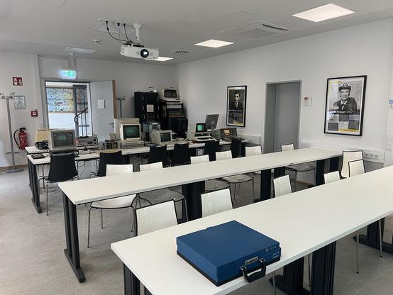 Our seminar room, with a small number of computers of the micro-computer and Workstations. Like NeXT, SGI, Nixdorf PC etc.