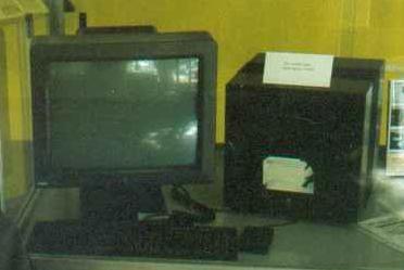Auf dem Foto ist der erste Webserver der Welt zu sehen. Er stand in einer Vitrine am Cern. Er ist ein schwarzer PC mit Röhrenmonitor und Tastatur. Nicht als Server zu erkennen.