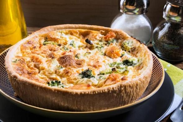 Quiche de brócoli y salmón ahumado.