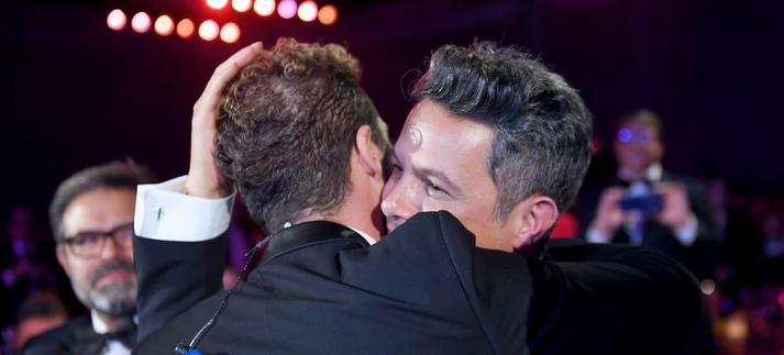 David Bisbal y Alejandro Sanz se abrazan en 'La persona del año' de los Grammy 2017. / Rodrigo Varela