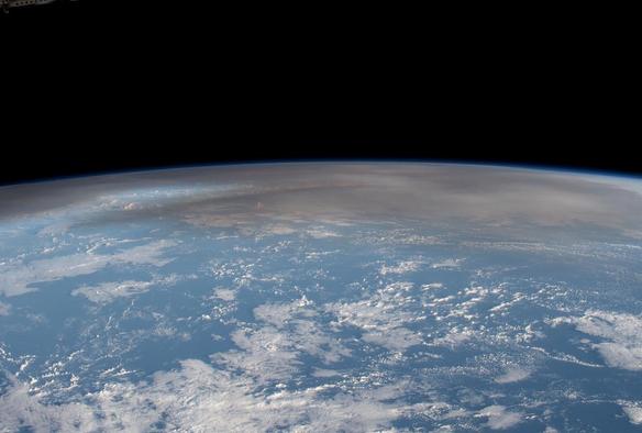 Les cendres du volcan Hunga Tonga–Hunga Haʻapai (Tonga) recouvrent une partie du globe après son éruption de janvier 2022. Photo capturée depuis la station spatiale internationale, CC BY-NC-ND Kayla Barron / NASA.