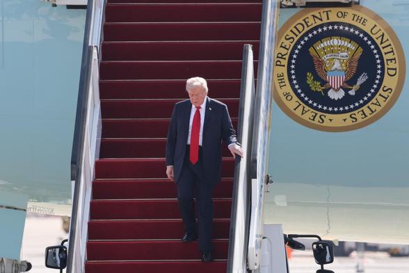 El presidente estadounidense, Donald Trump, tras aterrizar en el aeropuerto Ben Gurión, de Tel Aviv (Israel), para asistir a la firma de la propuesta de acuerdo de paz en Gaza, en Egipto. (EFE/EPA/ABIR SULTAN)