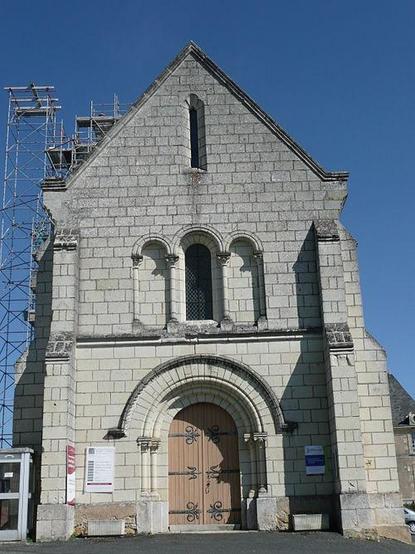 Eglise et presbytère à #CizaylaMadeleine (#MaineEtLoire) Construction XIIIe siècle, XVIe siècle, XVIIIe siècle. Eglise ; façades et toitures du presbytère (cad. C 1447, 1449, 1481) : inscription par arrêté du 2...
Suite 👉 https://monumentum.fr/monument-historique/pa00109057/cizay-la-madeleine-eglise-et-presbytere
#Patrimoine #MonumentHistorique
Photo CC-BY-SA 4.0 : Romain Bréget