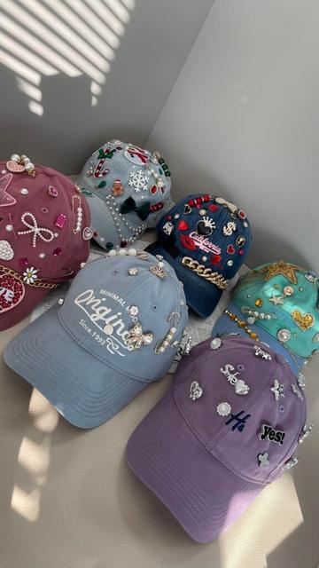 I spent the whole night DIY-ing these baseball caps,and my friend actually said they’re too embarrassing to wear out!