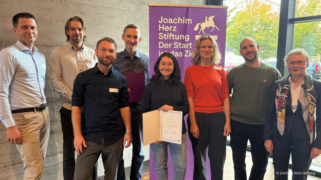 Gruppenbild des dritten Jahrgangs der „innovate! academy“ (v.l.n.r.): PD Dr. Hans Kleemann, Dennis Flachs, Dr. Philip Biehl, Prof. Dr. Marcus Rose, Dr. Mariia Nesterkina, Dr.-Ing. Ulla Simon, Dr. Alejandro Lorente Sanchez, Prof. Dr.-Ing. Dr. Sabine Kunst (Vorstandsvorsitzende der Joachim Herz Stiftung)