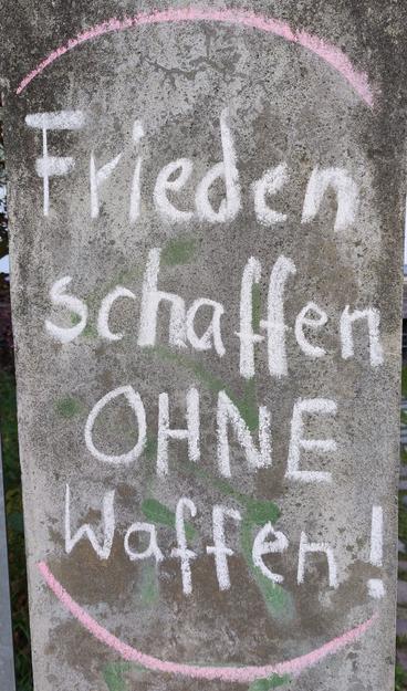 Kreide auf Beton: „Frieden schaffen OHNE Waffen!“