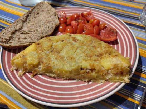 media tortilla de patata vegana, pan y tomates cherry