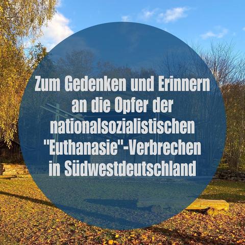 Foto der Gedenkstätte Grafeneck im Herbst. Ein Overlay enthält folgenden Text: "Zum Gedenken und Erinnern an die Opfer der nationalsozialistischen "Euthanasie"-Verbrechen in Südwestdeutschland