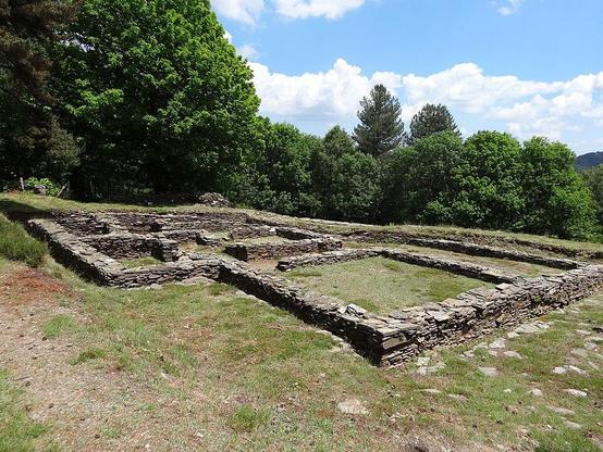 Etablissement gallo-romain avec hypocauste à #SaintMartindeLansuscle (#Lozère) Construction Gallo-romain, Haut-Empire. Etablissement gallo-romain avec hypocauste (cad. C 372, 375, 376) : inscription par arrêté ...
Suite 👉 https://monumentum.fr/monument-historique/pa00103930/saint-martin-de-lansuscle-etablissement-gallo-romain-avec-hypocauste
#Patrimoine #MonumentHistorique
Photo CC-BY-SA 4.0 : Jihelpé