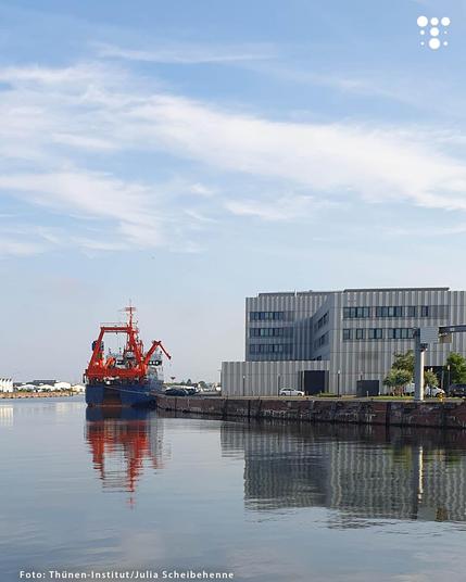 Hafen mit Forschungsschiff und großem modernen Gebäude