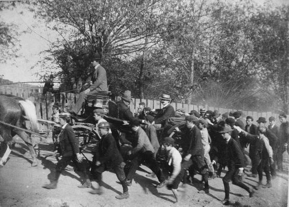 John Mitchell, President of the UMWA, arriving in Shenandoah by horse and buggy, surrounded by a crowd of breaker boys. By Unknown author - Library of Congresshttps://www.loc.gov/pictures/item/2017790705/, Public Domain, https://commons.wikimedia.org/w/index.php?curid=74814754