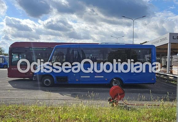 Autobus elettrico urbano di nuova generazione in sosta su strada, simbolo della transizione ecologica.