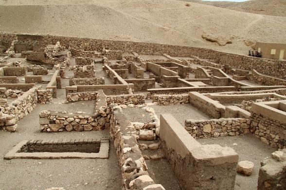 Ruins of the Ancient artisans’ village in Deir el-Medina, where the workers lived. By Djehouty - Own work, CC BY-SA 4.0, https://commons.wikimedia.org/w/index.php?curid=77733212