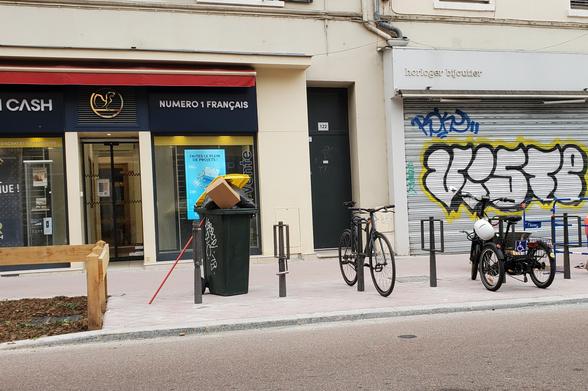 Des arceaux nouvellement installés, mais accessibles uniquement en passant une petite marche à vélo