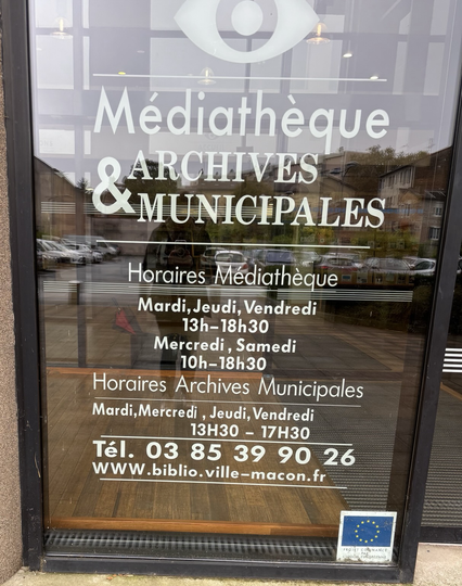 Porte d’entrée de la médiathèque et des Archives de Mâcon avec les horaires