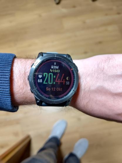 Garmin Fenix 7X Sapphire Solar Blick auf das Ziffernblatt