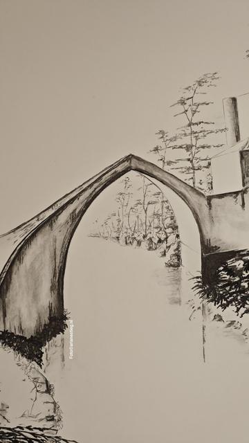 Een grote houtskooltekening van een brug met op de achtergrond bomen

Eine große Holzkohlezeichnung einer Brücke mit Bäumen im Hintergrund