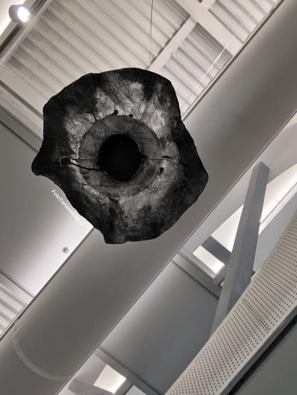 Deze lamp is van papier en er is met heel veel houtskool hierop getekend. Gefotografeerd vanuit het kikker perspectief. Hangend vanaf het plafond en onderdeel van de grote installatie met tekeningen welke ik hier gepost heb. 

Dies Lampe ist von Papier und ganz und gar bezeichnet ( wenn ich das so sagen darf ) mit Holzkohle. Aus der Froschperspektive fotografiert. Von der Decke hängend und gehörend bei der großen Installation mit Zeichnungen welche ich hiervor gepostet habe