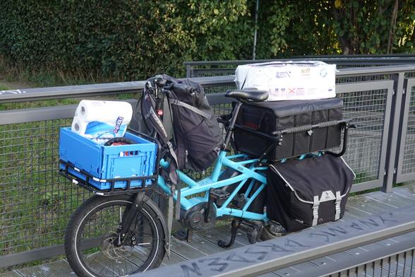 Blaues tern GSD, relativ voll gepackt 
Vorn eine 40x30 Plastikkiste in der Kleinkram und Küchenpapier liegt
Seitentaschen (je 55l), in einer davon ein 12er Karton Milch 
Kühlkiste hinten auf der Sitzfläche, darin TK und Kühlschrankartikel 
Großpackung Klopapier noch auf der Kühltasche 
Zusätzlich gut gefüllter Rucksack am Lenker (beim fahren natürlich auf dem Rücken)
