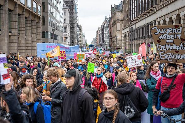 Das Foto von © Björn Obmann zeigt ein Übersichrtsfoto über die bunt gewürfelte Demo in einer Straße