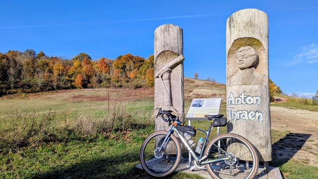 Fahrrad lehnt an einem Holzdenkmal für "Anton Thraen" - Astronom & Seelsorger (1843)