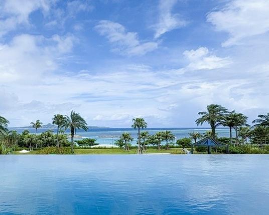 沖縄本島北部・本部町の「オリオンホテル モトブ リゾート＆スパ」、全室スイートの「クラブウイング」で大人の休日を満喫する