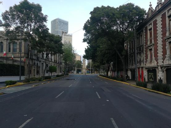 La avenida Bucareli vacía, frente a la secretaría de gobernación en la ciudad de México. Al fondo se ve el reloj regalado por China celebrando las relaciones entre ambos países.