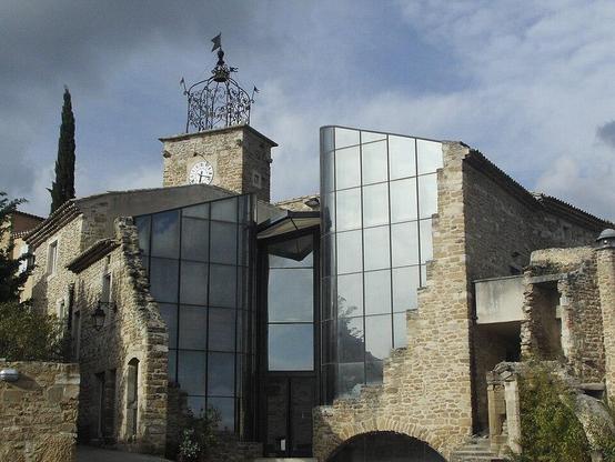 Le Vialle à #Grillon (#Vaucluse) Cet ensemble demeure aujourd’hui encore exemplaire de l’intégration de l’histoire au projet. Intégrée dans les maçonneries du rempart (daté du XIVe au XIXe siècle), cette réalis...
Suite 👉 https://monumentum.fr/architecture-contemporaine-remarquable/acr0001467/grillon-le-vialle
#Patrimoine #ArchitectureContemporaine
Photo CC-BY-SA 4.0 : Claude jullien