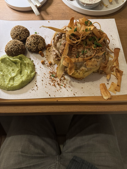 Falafel mit Dip und gerösteter Blumenkohl.