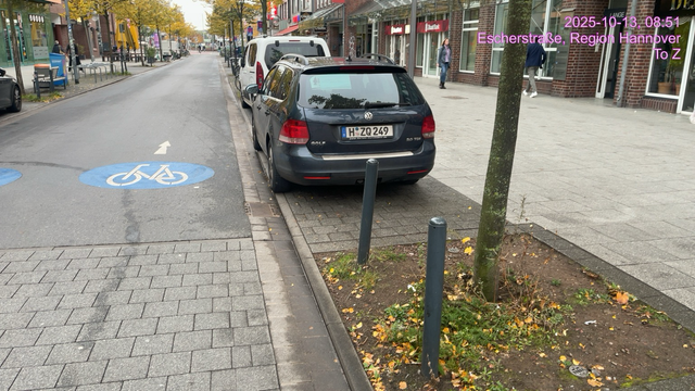 Seid Mai25- Ist Durch Geänderte STVO. - Die Zentralste Fahrradstrasse LangeLaube exklusiv Dem Radverkehr - einzigste Ausnahme Zu/ Abfahrt der Tiefgarage- Und Dem Echten Lieferverkehr- Der Ruhende NKVNutzt weiterhin die Jetzrt die Kostenlose Illegale Autolagerflächen