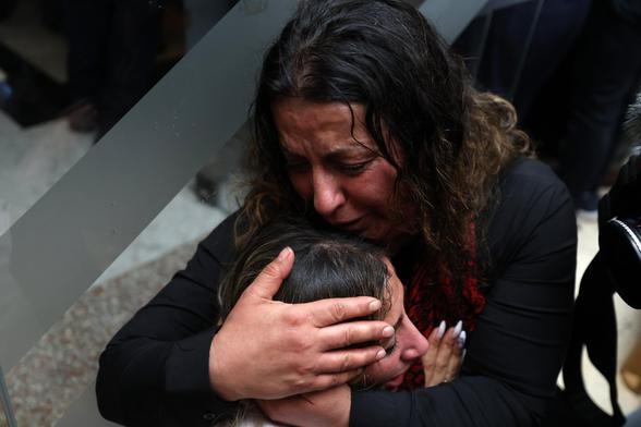 Dos mujeres lloran en la ciudad cisjordana de Ramala, al descubrir que uno de sus familiares no ha llegado con el resto de presos liberados, este lunes.