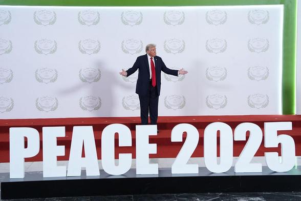 El presidente Donald Trump espera a los líderes para la foto de familia tras firmar el acuerdo sobre Gaza en Sharm el Sheij (Egipto), el 13 de octubre de 2025. (Evan Vucci / Getty Images)