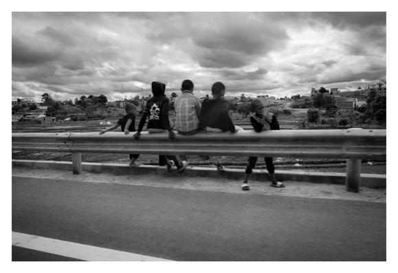 Des enfants au bord d'une voie rapide