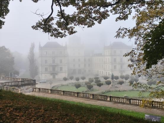 Coburger Ehrenburg im Nebel.